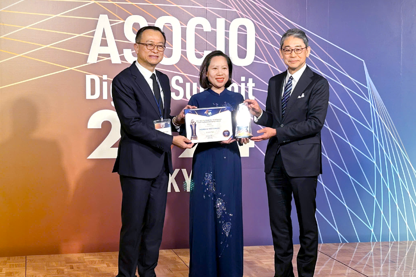 Bà Quách Liễu Hoàn Giám đốc kinh doanh chiến lược thị trường Nhật Bản, Tập đoàn FPT thay mặt Chủ tịch Chu Thị Thanh Hà nhận giải thưởng tại Nhật Bản ngày 7/11