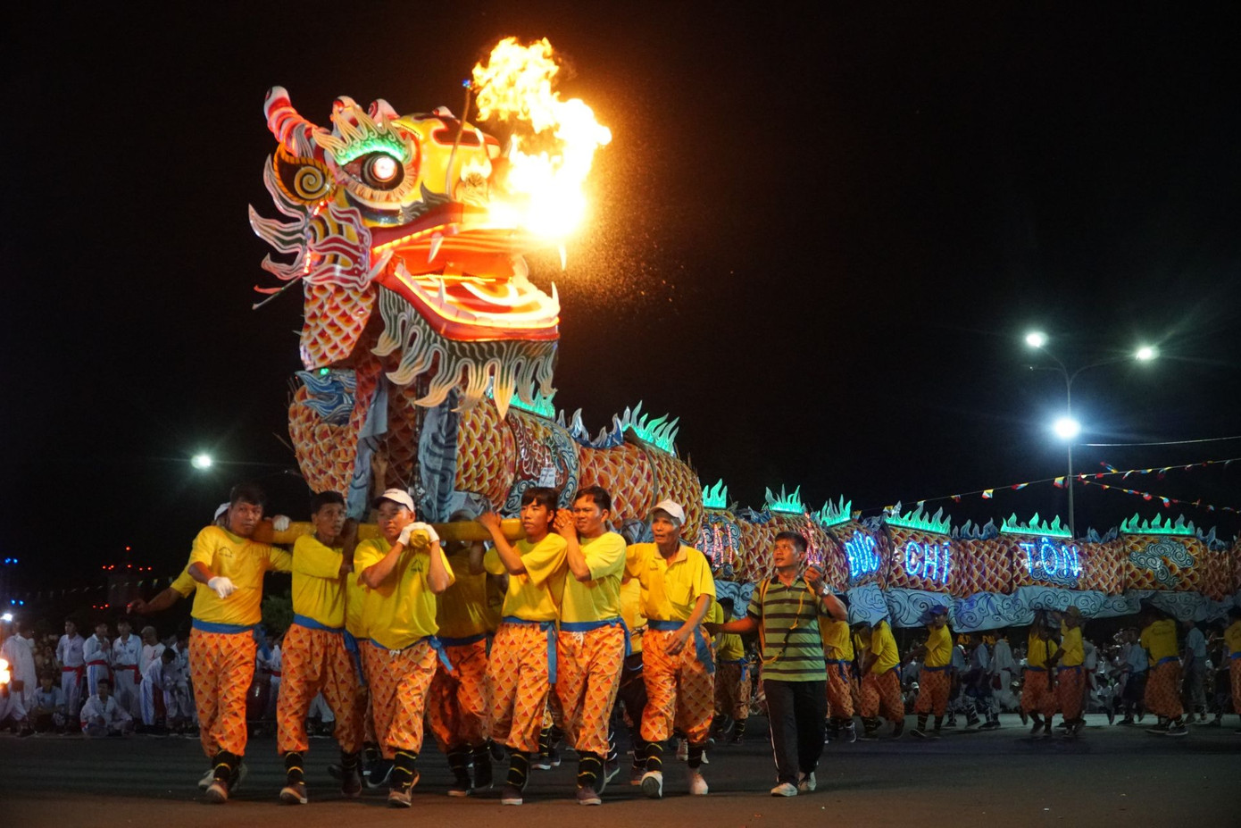 Múa Rồng Nhang ở Tòa Thánh Tây Ninh