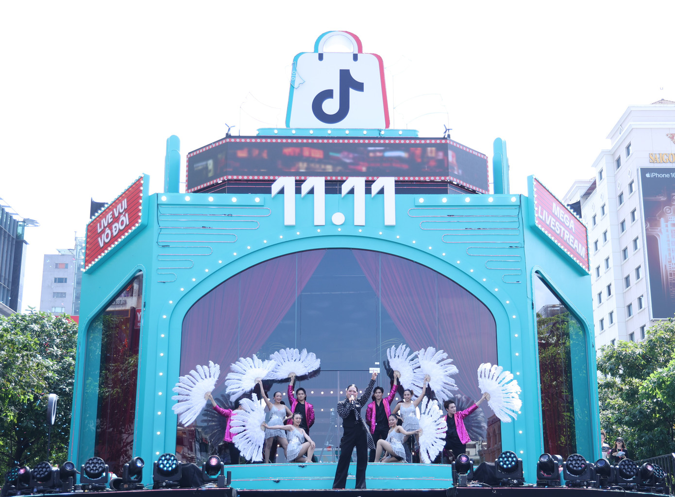 Phạm Thoại mở màn phiên Mega Livestream "LIVE vui vô đối" đầy bùng nổ