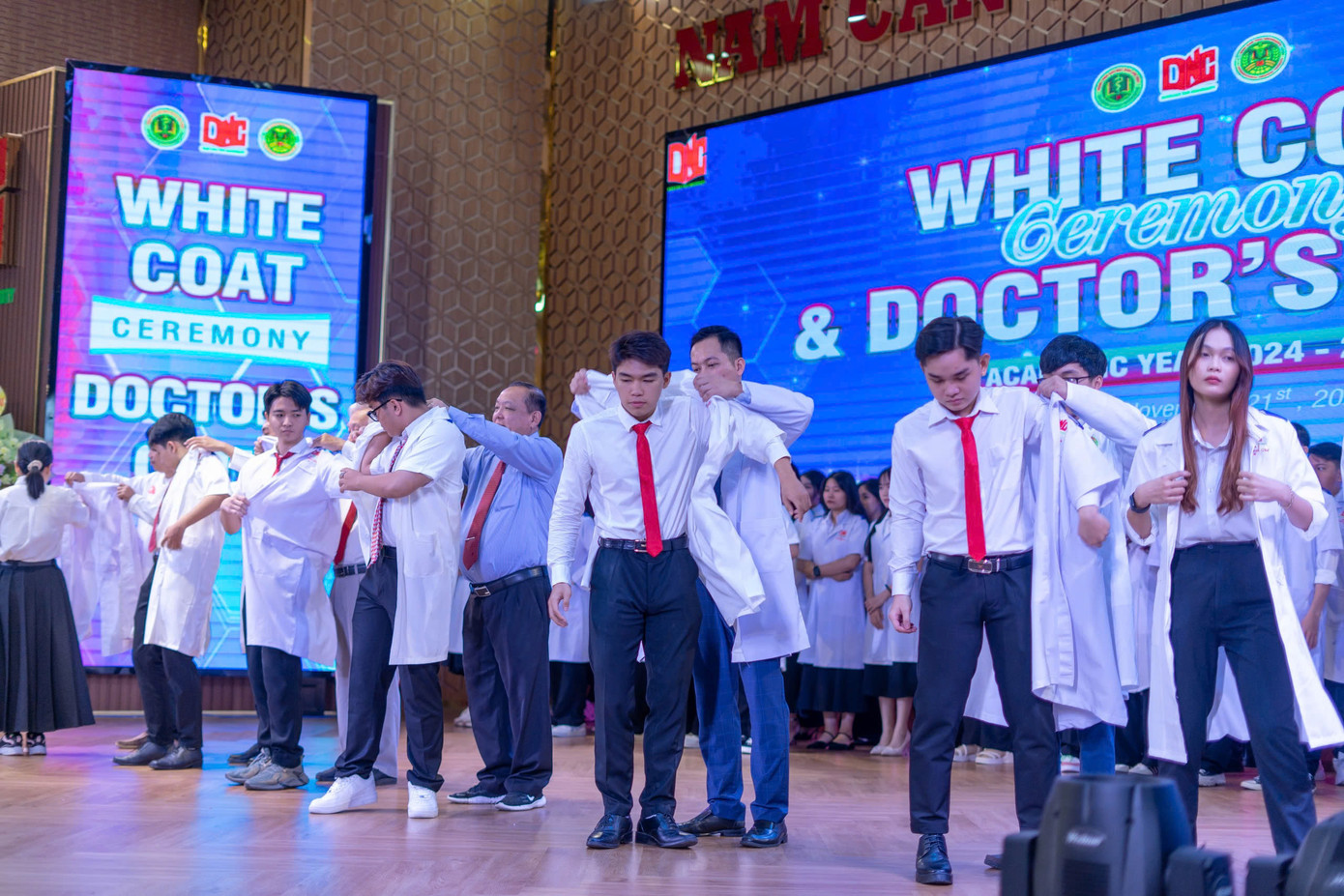 Trường Đại học Nam Cần Thơ trao áo choàng trắng cho sinh viên ngành y Trường Đại học Nam Cần Thơ trao áo choàng trắng cho sinh viên ngành y