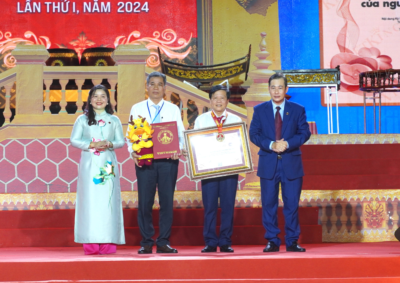 Trao quyết định và bằng xác lập kỷ lục trình diễn nhạc Ngũ âm của người Khmer tỉnh Sóc Trăng có quy mô lớn nhất Việt Nam. Trao quyết định và bằng xác lập kỷ lục trình diễn nhạc Ngũ âm của người Khmer tỉnh Sóc Trăng có quy mô lớn nhất Việt Nam.