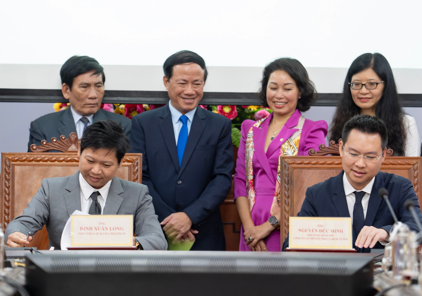 Ông Đinh Xuân Long và ông Nguyễn Đức Minh tại lễ ký kết.