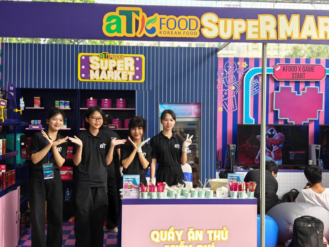 Gian hàng ăn thử KFood - thực phẩm Hàn Quốc miễn phí và thử thách chơi game nhận quà của aT (Ảnh: aT)