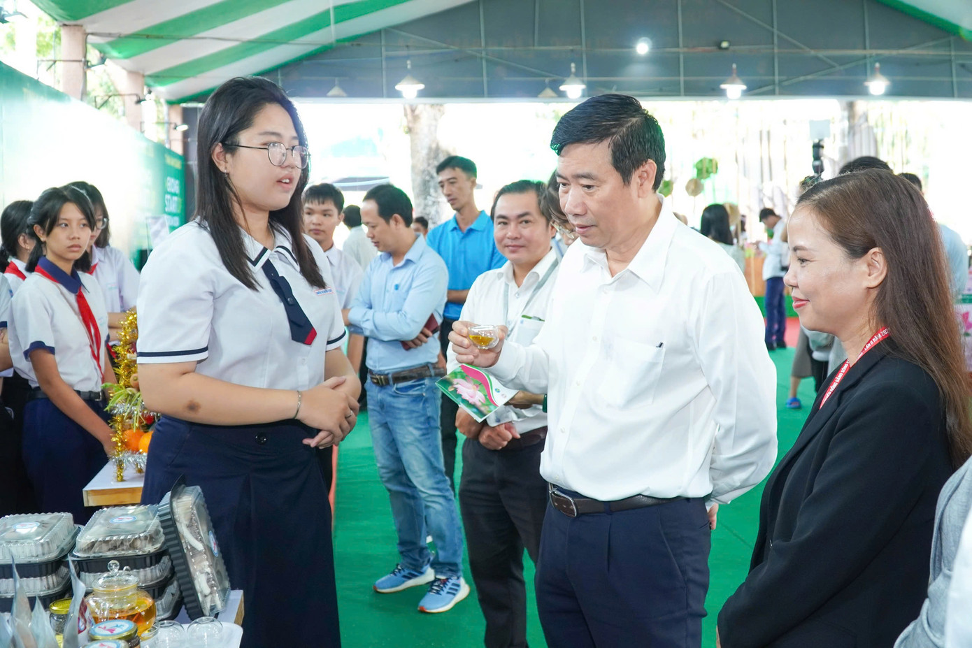 Chủ tịch UBND tỉnh Đồng Tháp Phạm Thiện Nghĩa tham quan sản phẩm khởi nghiệp. Chủ tịch UBND tỉnh Đồng Tháp Phạm Thiện Nghĩa tham quan sản phẩm khởi nghiệp.