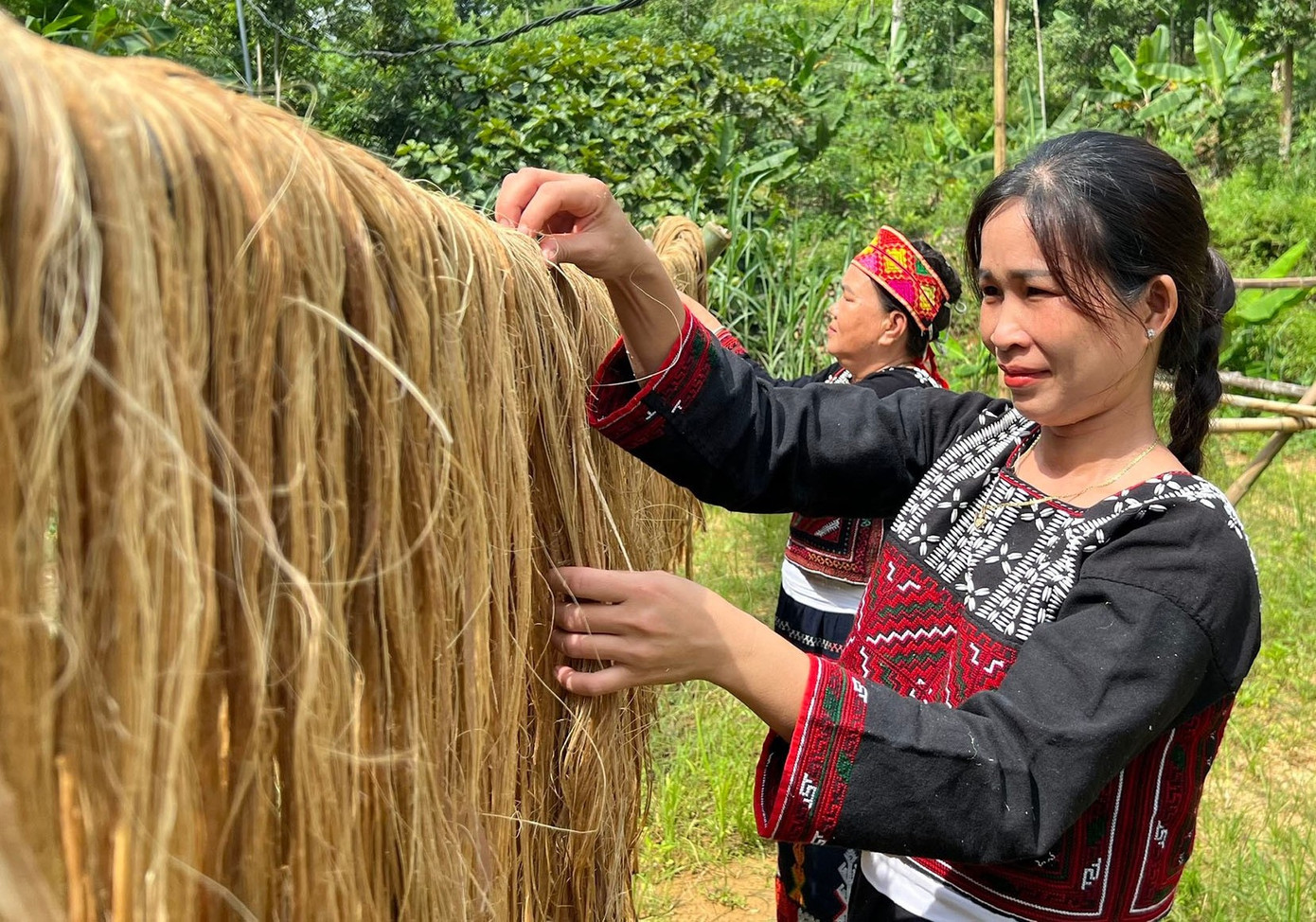 Người dân xã Kim Sơn sơ chế sợi tơ chuối (sản phẩm từ thân cây chuối) để tăng thu nhập.