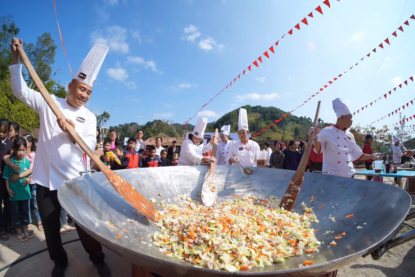 Chảo thịt lợn xào rau củ với đường kính 2 mét được thực hiện bởi các nghệ nhân đầu bếp chuyên nghiệp