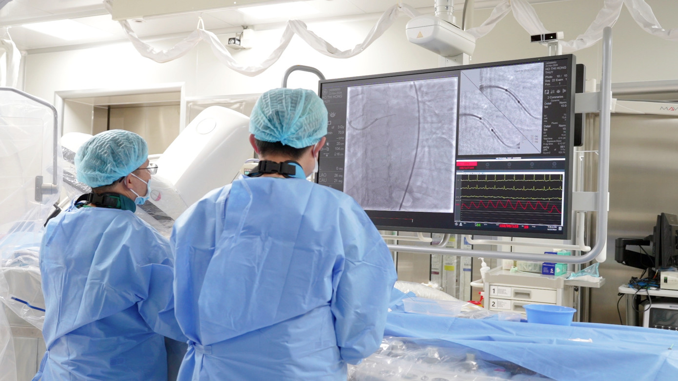Các bác sĩ thực hiện can thiệp trên hệ thống DSA 2 bình diện.