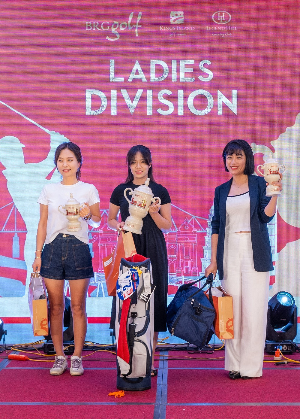 Nữ gôn thủ Trương Hà Mi (giữa) giành chức vô địch BRG Golf Hanoi Festival 2024 với tổng điểm 129 gậy
