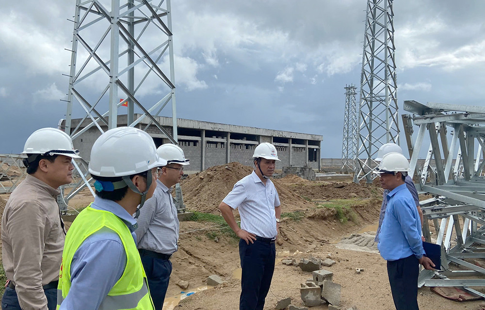 Phó Tổng giám đốc EVNNPT Bùi Văn Kiên kiểm tra công trường và nghe báo cáo tiến độ triển khai dự án