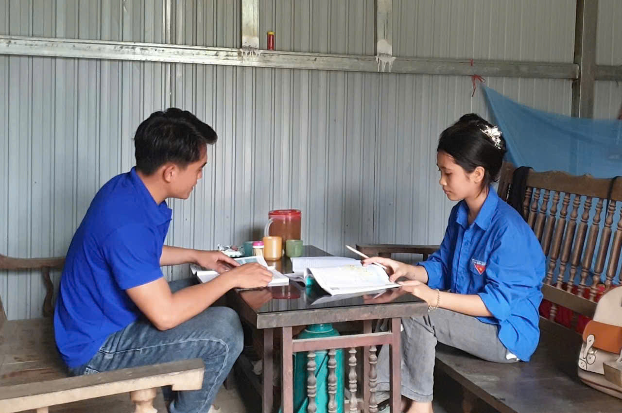 Em Lù Thị Ngọc Châm ở bản Sông Đà, xã Nậm Mạ, huyện Sìn Hồ được các anh chị đoàn viên hướng dẫn học tập.