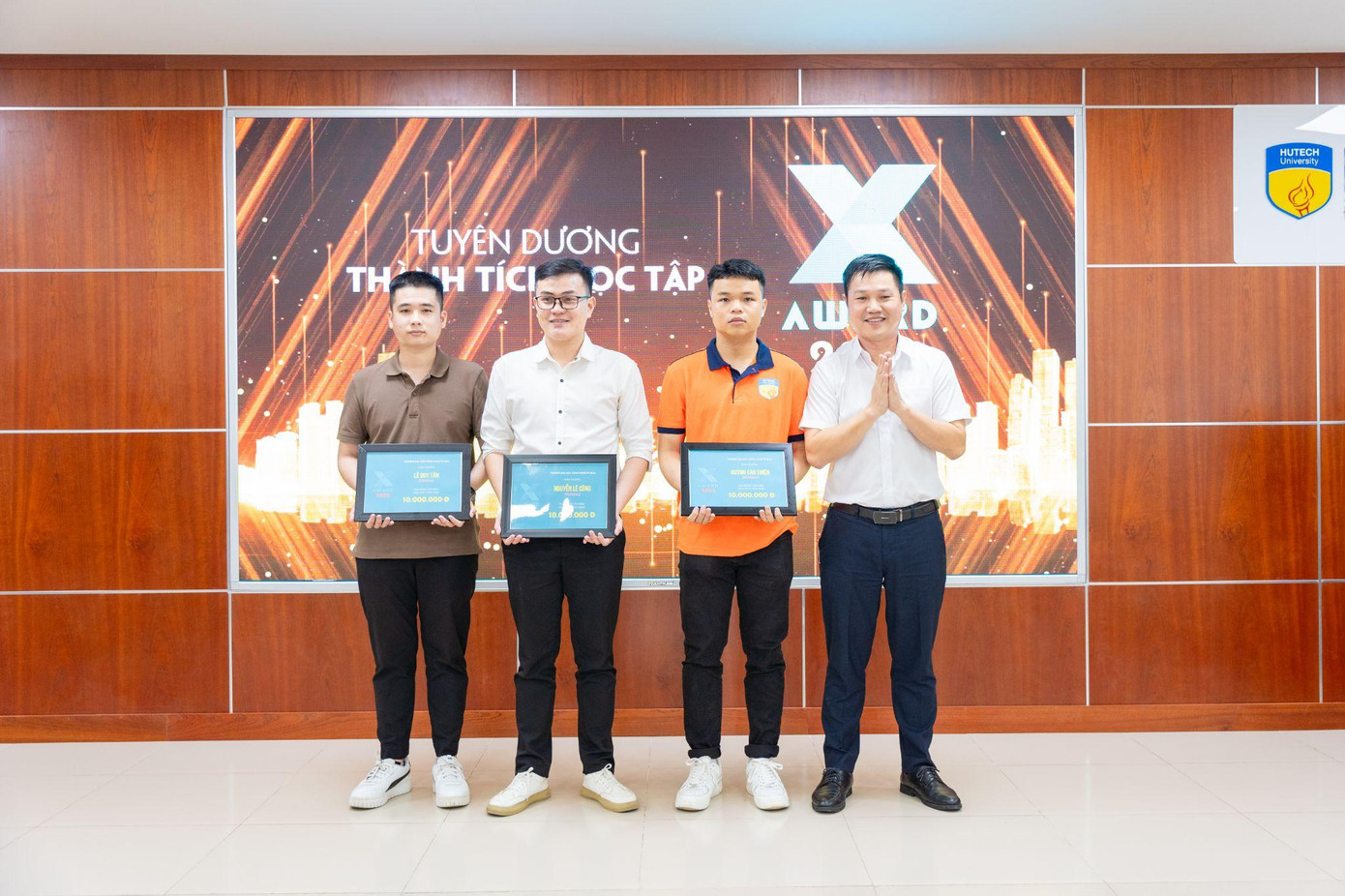 Cùng với đồ án xuất sắc, Nguyễn Lê Công (đeo kính) còn gặt hái nhiều thành tích học thuật đáng nể tại HUTECH Cùng với đồ án xuất sắc, Nguyễn Lê Công (đeo kính) còn gặt hái nhiều thành tích học thuật đáng nể tại HUTECH