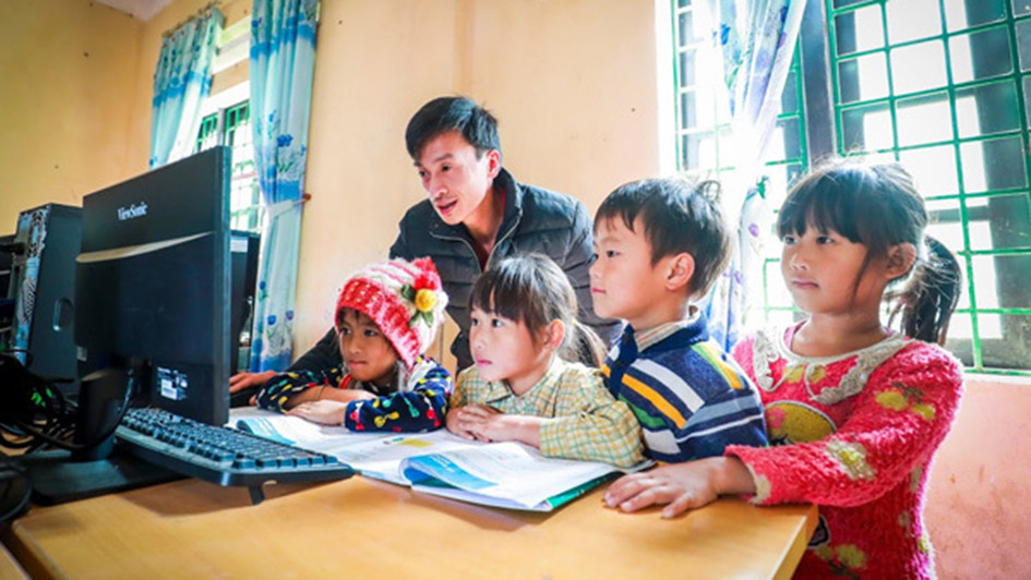 Thầy trò trường Si ma cai ở Lào Cai cùng học tập trên Internet