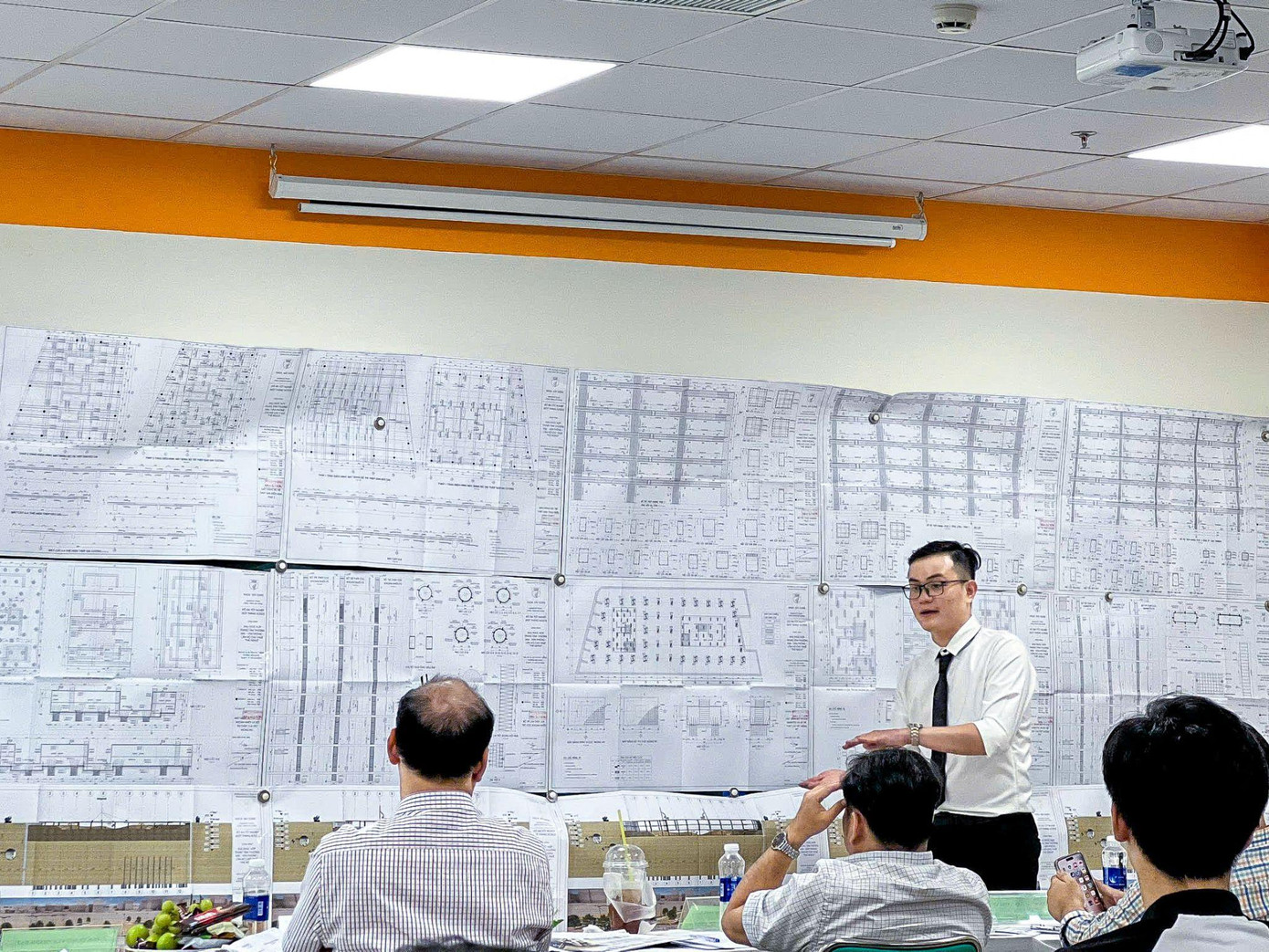 Nguyễn Lê Công trình bày đồ án trước hội đồng bảo vệ đồ án tốt nghiệp Nguyễn Lê Công trình bày đồ án trước hội đồng bảo vệ đồ án tốt nghiệp