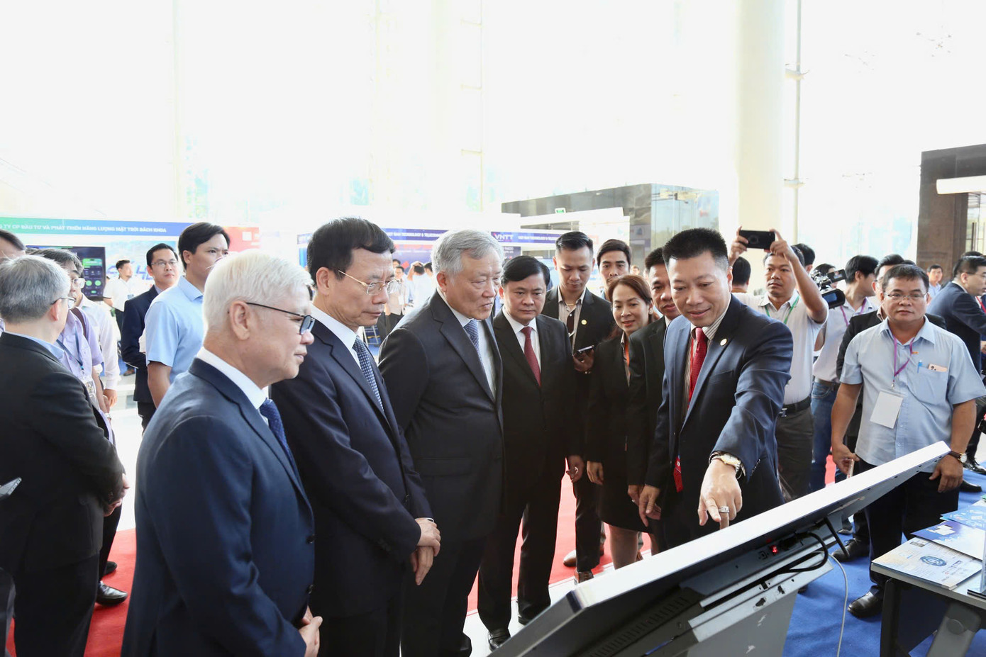 Phó Tổng Giám đốc MISA Lê Hữu Nguyên giới thiệu hệ sinh thái số ứng dụng Trợ lý trí tuệ nhân tạo MISA AVA đến Lãnh đạo Chính phủ, Bộ, ban, ngành, địa phương và các khách mời tham dự sự kiện. Phó Tổng Giám đốc MISA Lê Hữu Nguyên giới thiệu hệ sinh thái số ứng dụng Trợ lý trí tuệ nhân tạo MISA AVA đến Lãnh đạo Chính phủ, Bộ, ban, ngành, địa phương và các khách mời tham dự sự kiện.