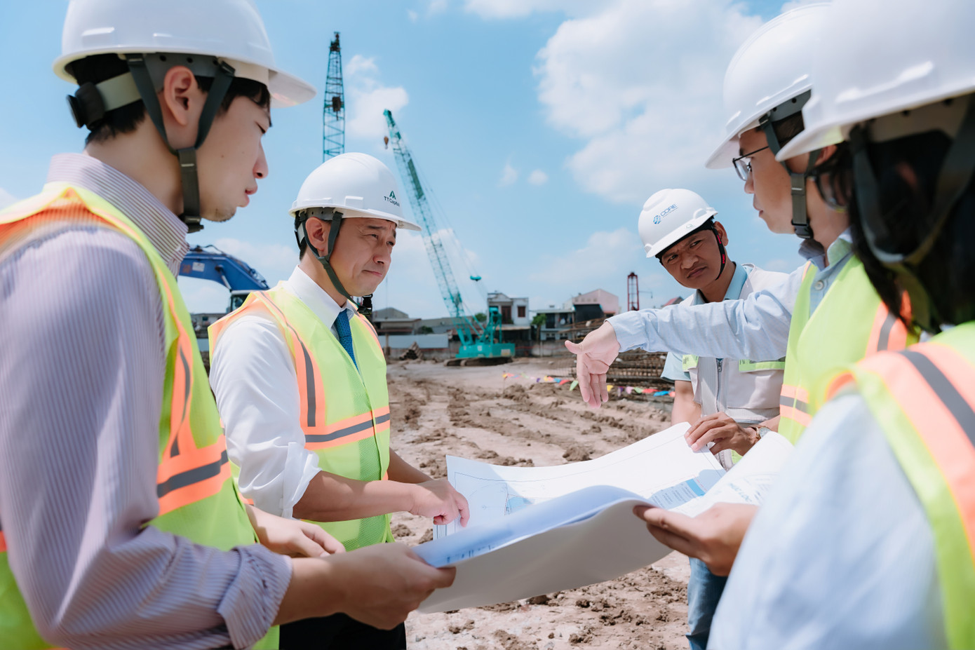 Ông Ryotaro Takachi – Tổng giám đốc Cosmos Initia trực tiếp khảo sát công trình TT AVIO Ông Ryotaro Takachi – Tổng giám đốc Cosmos Initia trực tiếp khảo sát công trình TT AVIO
