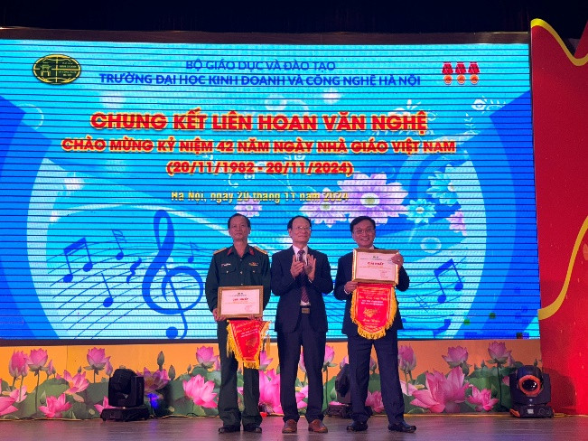 GS. TS Nguyễn Công Nghiệp trao giải nhất đến từ Khoa Công nghệ thông tin và Khoa GDQP & AN GS. TS Nguyễn Công Nghiệp trao giải nhất đến từ Khoa Công nghệ thông tin và Khoa GDQP & AN