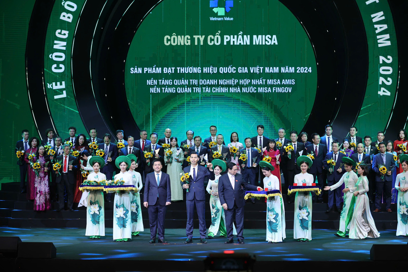 MISA AMIS và MISA FinGov đã được công nhận là Thương hiệu quốc gia Việt Nam 2024 do Thủ tướng và Bộ trưởng Bộ Công thương trao tặng.