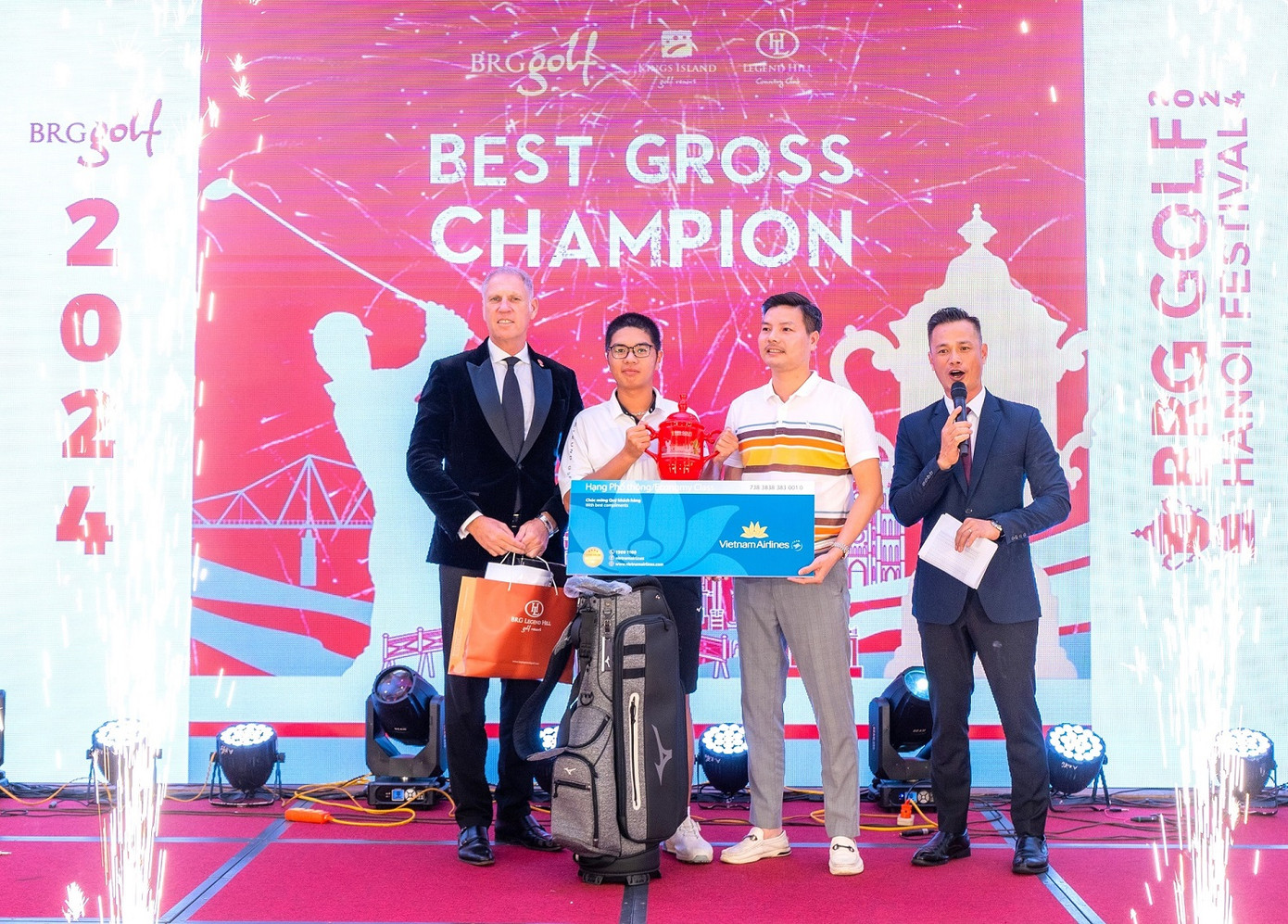 Gôn thủ Lê Minh Nghĩa (thứ hai từ trái qua) giành chức vô địch BRG Golf Hanoi Festival 2024 với tổng điểm 155 gậy