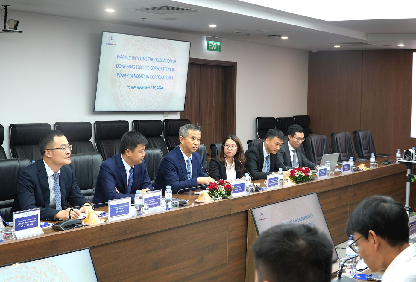 Ông Sun Goujun - Phó Tổng giám đốc DEC (giữa) mong muốn mở rộng cơ hội hợp tác với EVNGENCO1