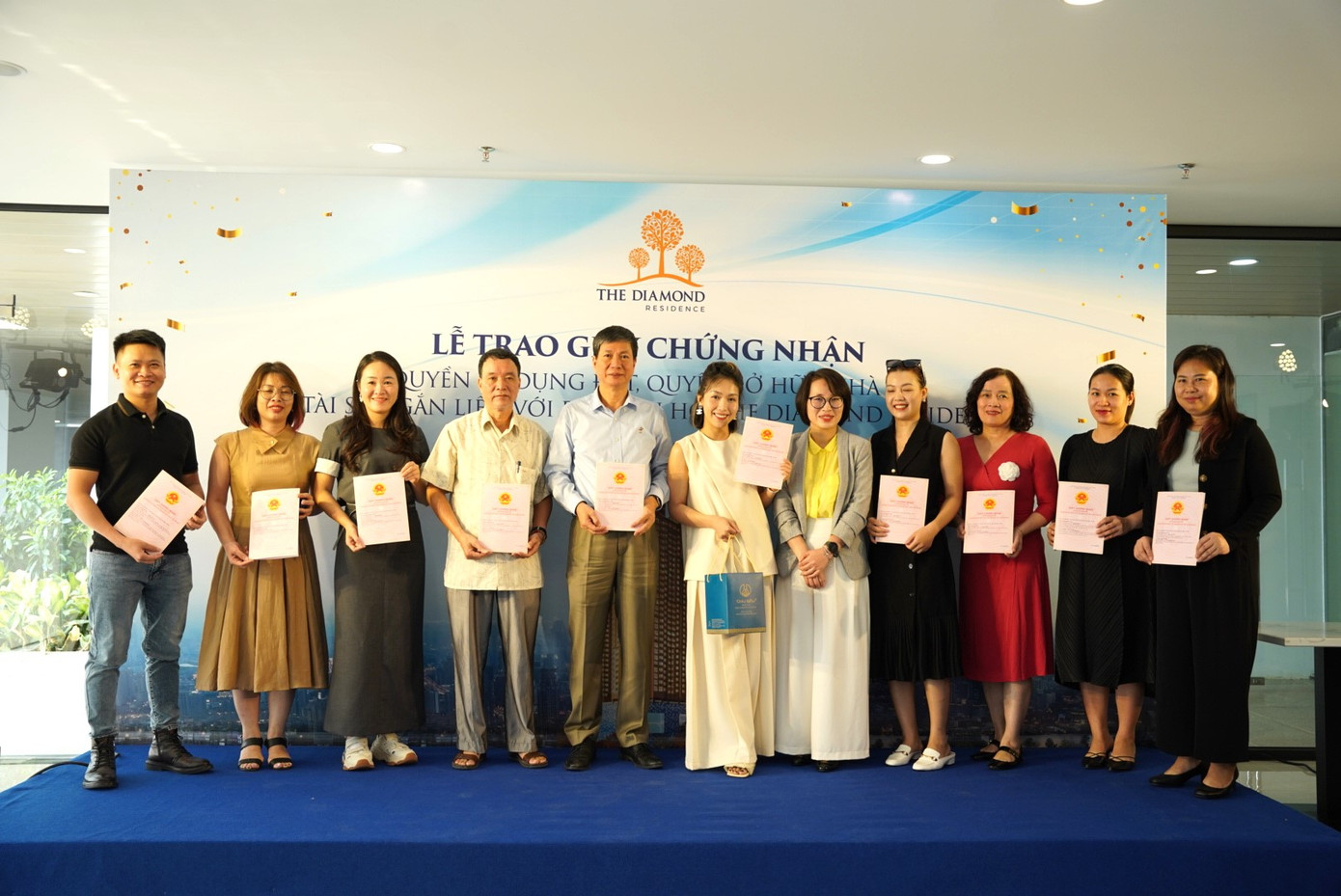 Những chủ nhân căn hộ tại The Diamond Residence nhận bàn giao sổ hồng Những chủ nhân căn hộ tại The Diamond Residence nhận bàn giao sổ hồng