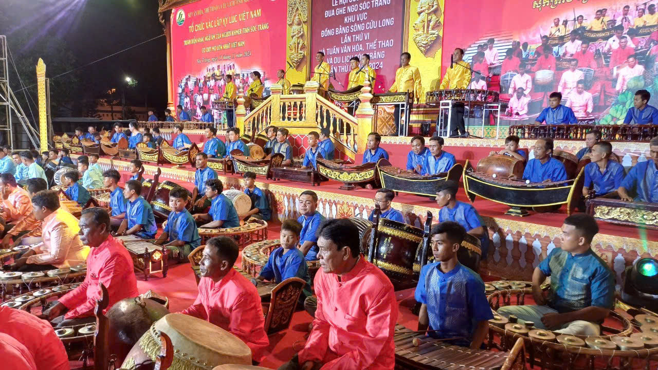 200 nghệ nhân, nhạc công đến từ các đơn vị, địa phương trong tỉnh Sóc Trăng đã tham gia trình diễn. 200 nghệ nhân, nhạc công đến từ các đơn vị, địa phương trong tỉnh Sóc Trăng đã tham gia trình diễn.