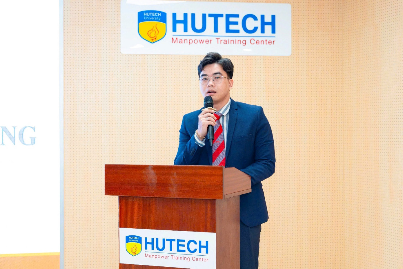 Tình yêu nghề mãnh liệt trong thầy giáo trẻ Tình yêu nghề mãnh liệt trong thầy giáo trẻ