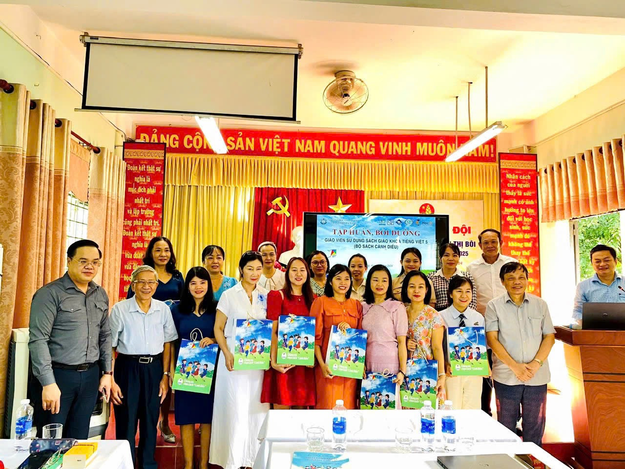 VEPIC tập huấn sử dụng SGK tại Đà Nẵng cho 2 trường Tiểu học Lý Công Uẩn và Thái Thị Bôi