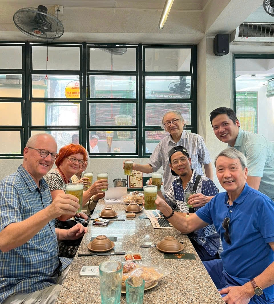 Hình ảnh Bác Lê Huy Văn (cha đẻ thiết kế cốc vại - đứng cuối cùng hàng dọc bên tay phải) và những người bạn từ Đức ghé thăm thưởng thức văn hóa bia hơi tại Hà Nội. Hình ảnh Bác Lê Huy Văn (cha đẻ thiết kế cốc vại - đứng cuối cùng hàng dọc bên tay phải) và những người bạn từ Đức ghé thăm thưởng thức văn hóa bia hơi tại Hà Nội.