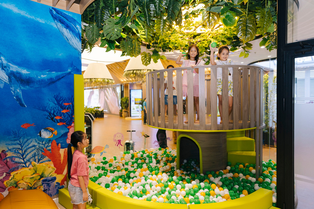 Ngoài không gian dành cho khách hàng, Phu Long Pavilion còn có khu vực vui chơi cho các bé, có bảo mẫu chăm sóc để ba mẹ yên tâm tìm hiểu dự án