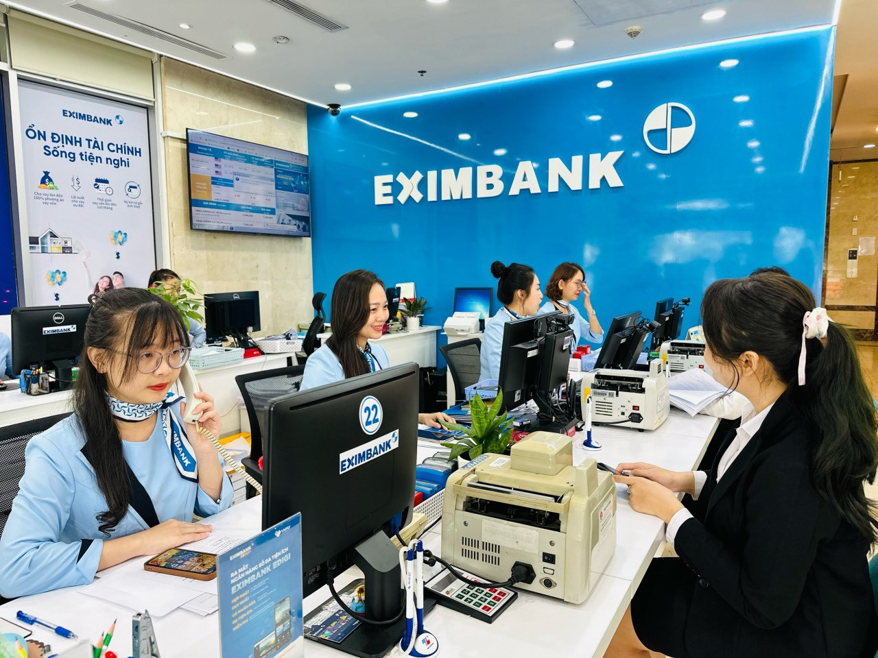 Khách hàng đang giao dịch tại Eximbank.