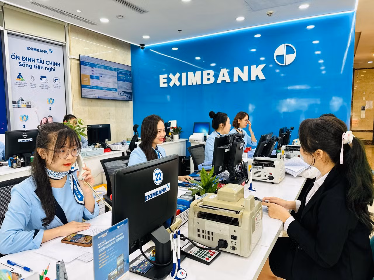Khách hàng đang giao dịch tại Eximbank. Khách hàng đang giao dịch tại Eximbank.
