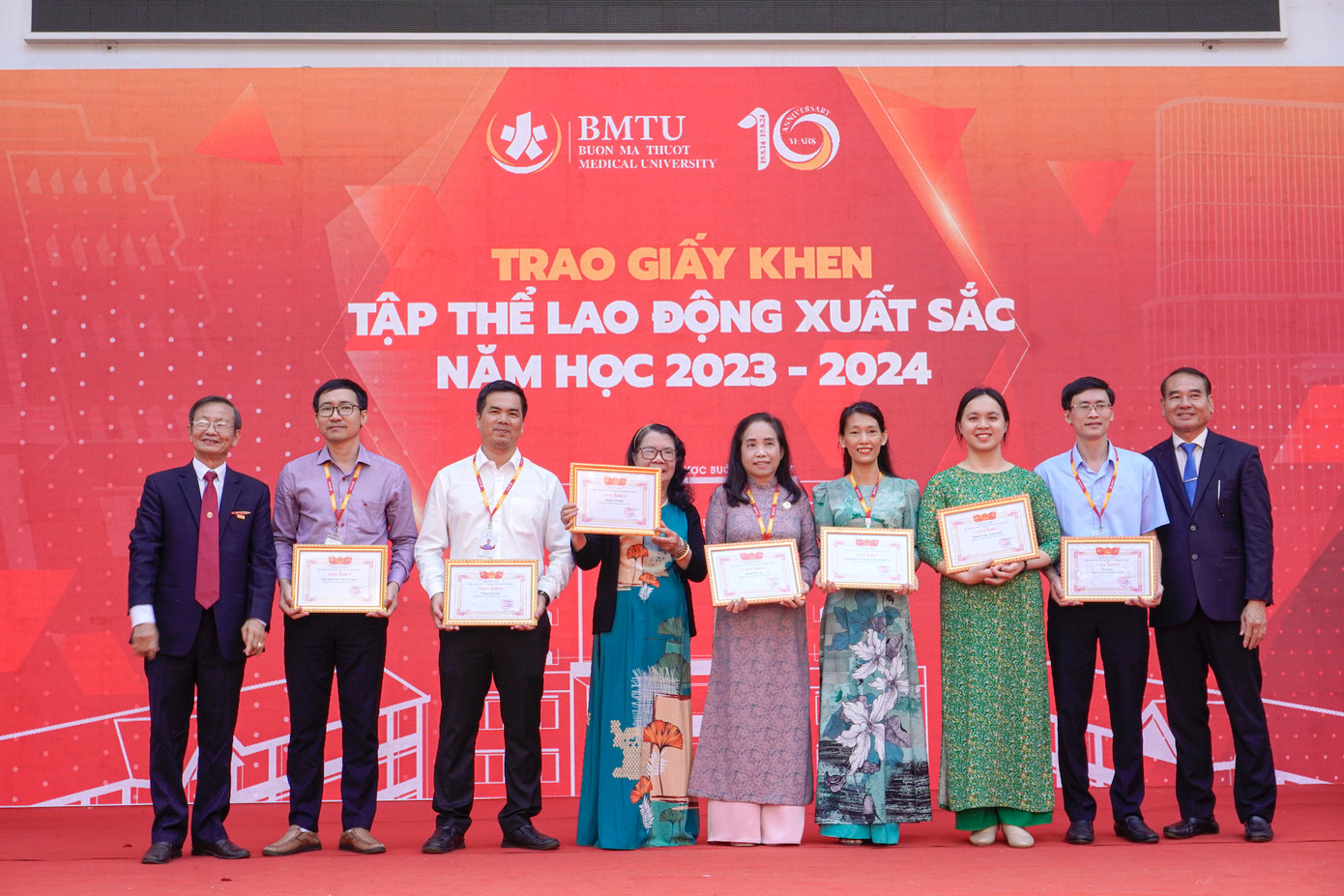 Tập thể lao động xuất sắc năm học 2023-2024 nhận giấy khen Tập thể lao động xuất sắc năm học 2023-2024 nhận giấy khen