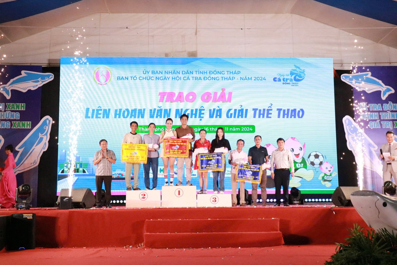 Trao giải liên hoan văn nghệ trong khuôn khổ ngày hội cá tra