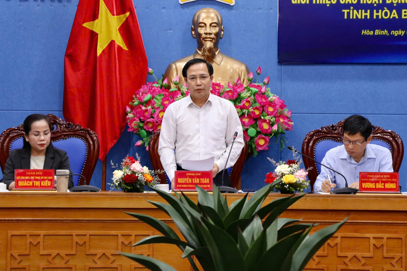 Ông Nguyễn Văn Toàn, Phó Chủ tịch UBND tỉnh Hòa Bình chủ trì họp báo