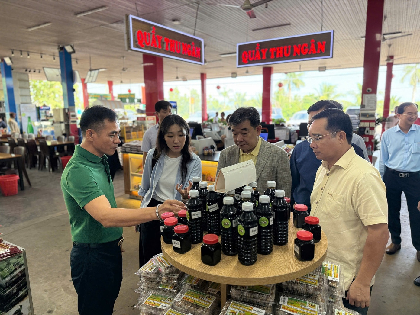 Bí thư Tỉnh ủy Long An Nguyễn Văn Được (áo vàng) giới thiệu với Tổng lãnh sự Hàn Quốc tại TP.HCM Shin Choong Il một sản phẩm OCOP trong chuyến thăm, khảo sát cuối tháng 10.