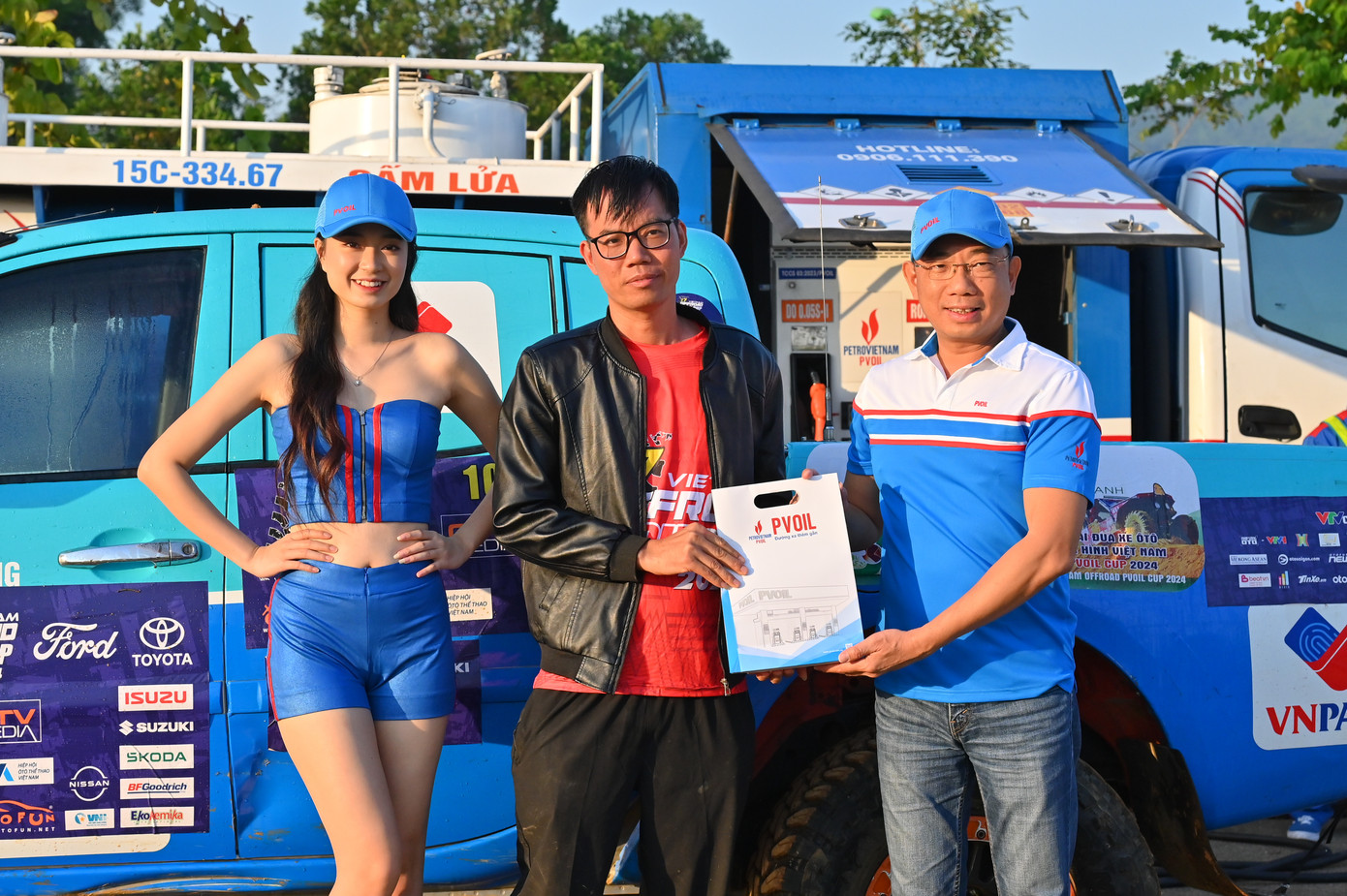 Ông Cao Hoài Dương - Chủ tịch Hội đồng quản trị - Tổng công ty Dầu Việt Nam - CTCP (PVOIL) tặng quà cho VĐV PVOIL VOC 2024