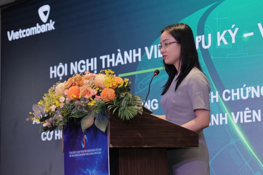 Bà Trương Diệu Linh – Giám đốc Ban Kinh doanh SP&DV Vốn, Ngân hàng Vietcombank phát biểu tham luận tại Hội nghị. Bà Trương Diệu Linh – Giám đốc Ban Kinh doanh SP&DV Vốn, Ngân hàng Vietcombank phát biểu tham luận tại Hội nghị.