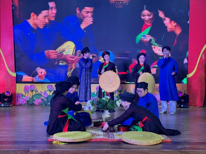 Các tiết mục văn nghệ được đầu tư công phu đến từ cán bộ, giảng viên HUBT Các tiết mục văn nghệ được đầu tư công phu đến từ cán bộ, giảng viên HUBT