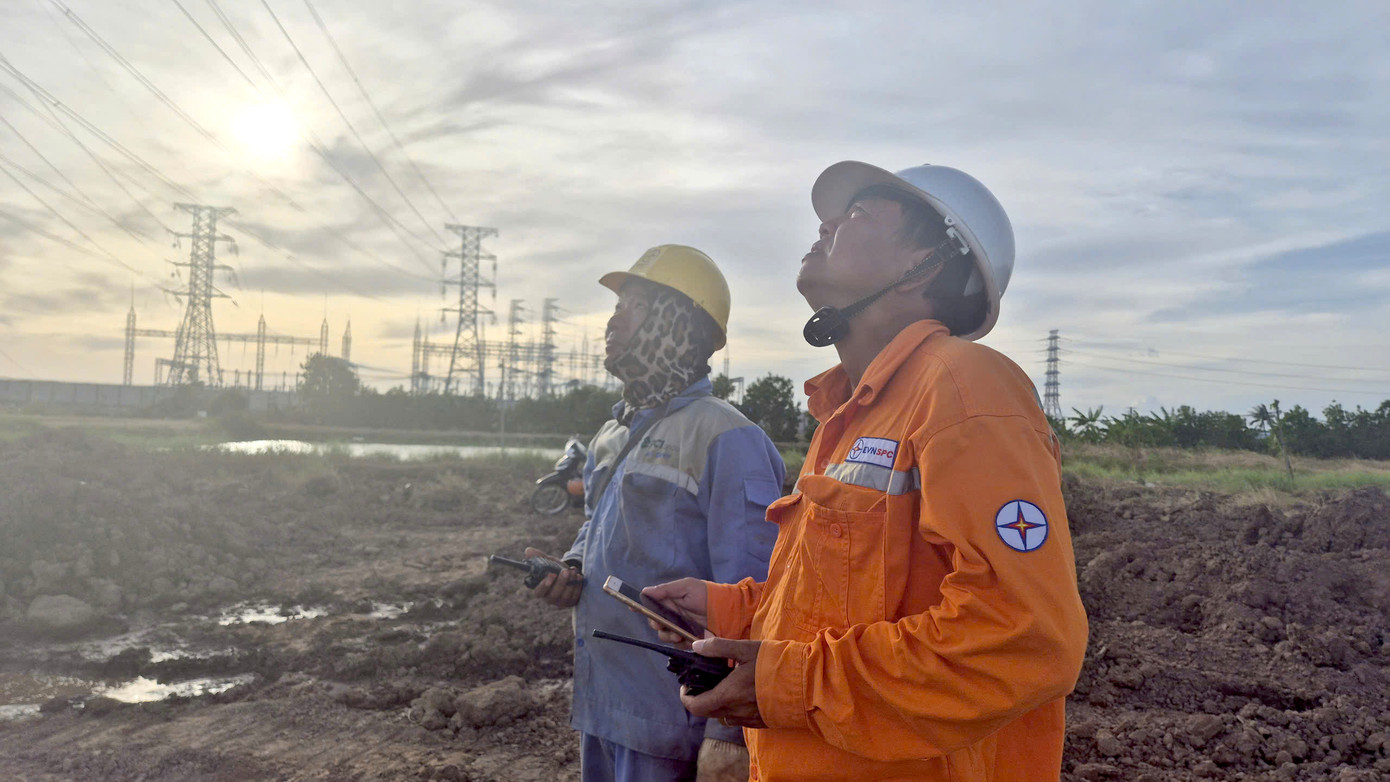 Để công trình về đích đúng hẹn, đội ngũ thi công đã phải nỗ lực điều kiện thi công vô cùng khó khăn, vất vả.