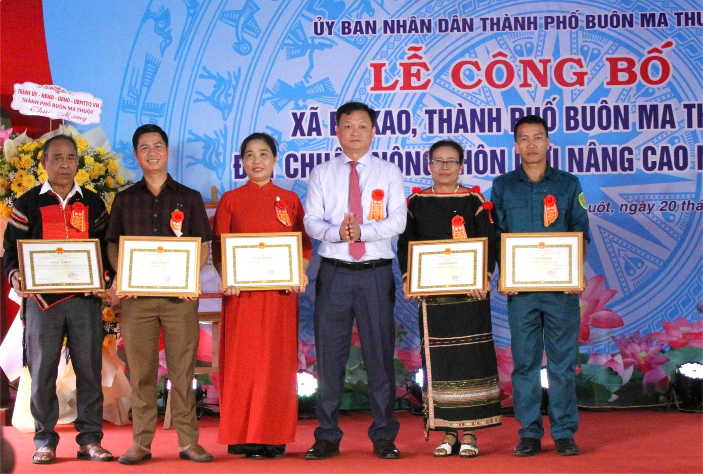 Các tập thể xuất sắc được trao tặng giấy khen