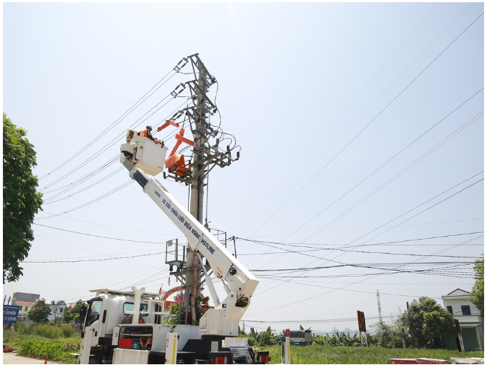 Áp dụng công nghệ Hotline để sửa chữa điện, giảm thiểu thời gian mất điện Áp dụng công nghệ Hotline để sửa chữa điện, giảm thiểu thời gian mất điện