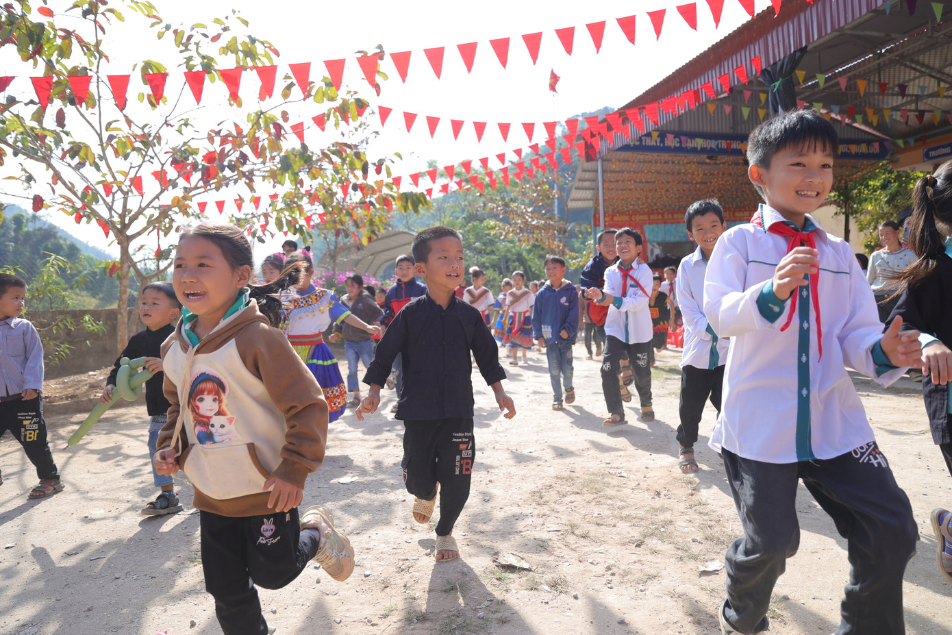 Các bé hớn hở chạy ra cùng các cô chú nấu Chảo cơm có thịt đặc biệt Các bé hớn hở chạy ra cùng các cô chú nấu Chảo cơm có thịt đặc biệt