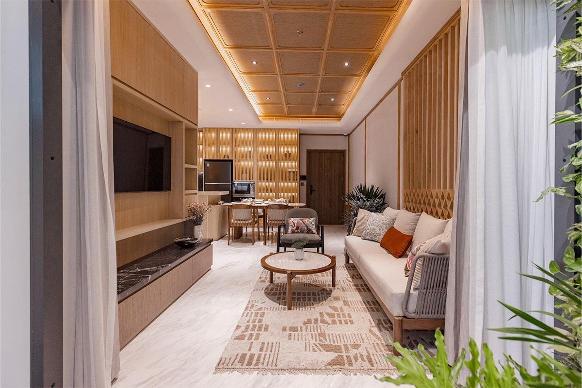 Cửa kính lớn và ban công rộng giúp ngôi nhà luôn tràn ngập gió trời và ánh sáng tự nhiên Cửa kính lớn và ban công rộng giúp ngôi nhà luôn tràn ngập gió trời và ánh sáng tự nhiên