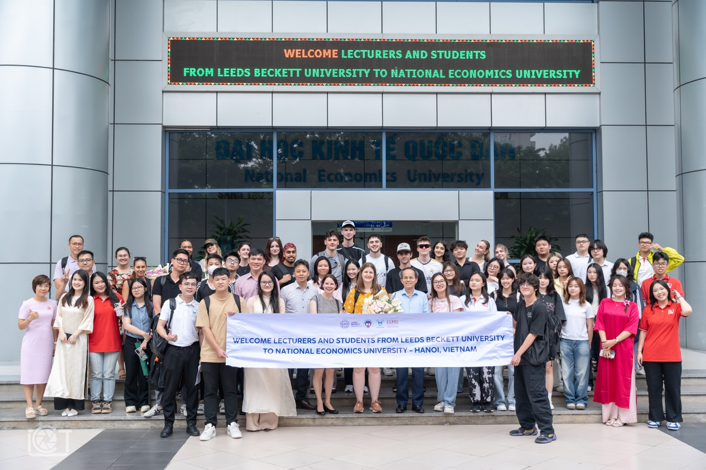 Đoàn giảng viên và sinh viên Đại học Leeds Beckett sang thăm và học tập tại trường Đại học Kinh tế Quốc dân