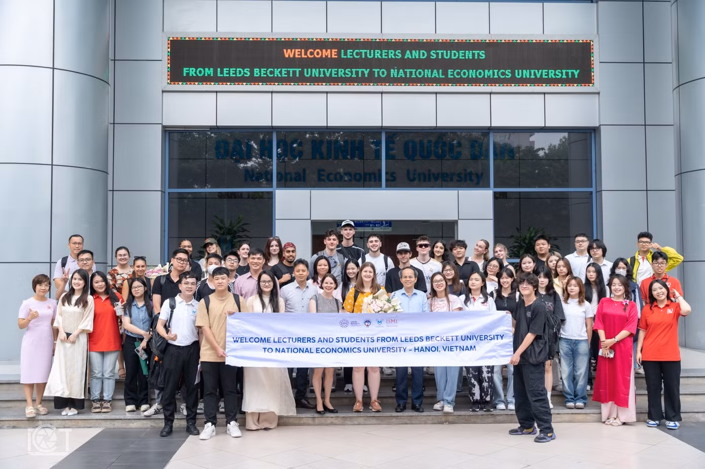Đoàn giảng viên và sinh viên Đại học Leeds Beckett sang thăm và học tập tại trường Đại học Kinh tế Quốc dân Đoàn giảng viên và sinh viên Đại học Leeds Beckett sang thăm và học tập tại trường Đại học Kinh tế Quốc dân