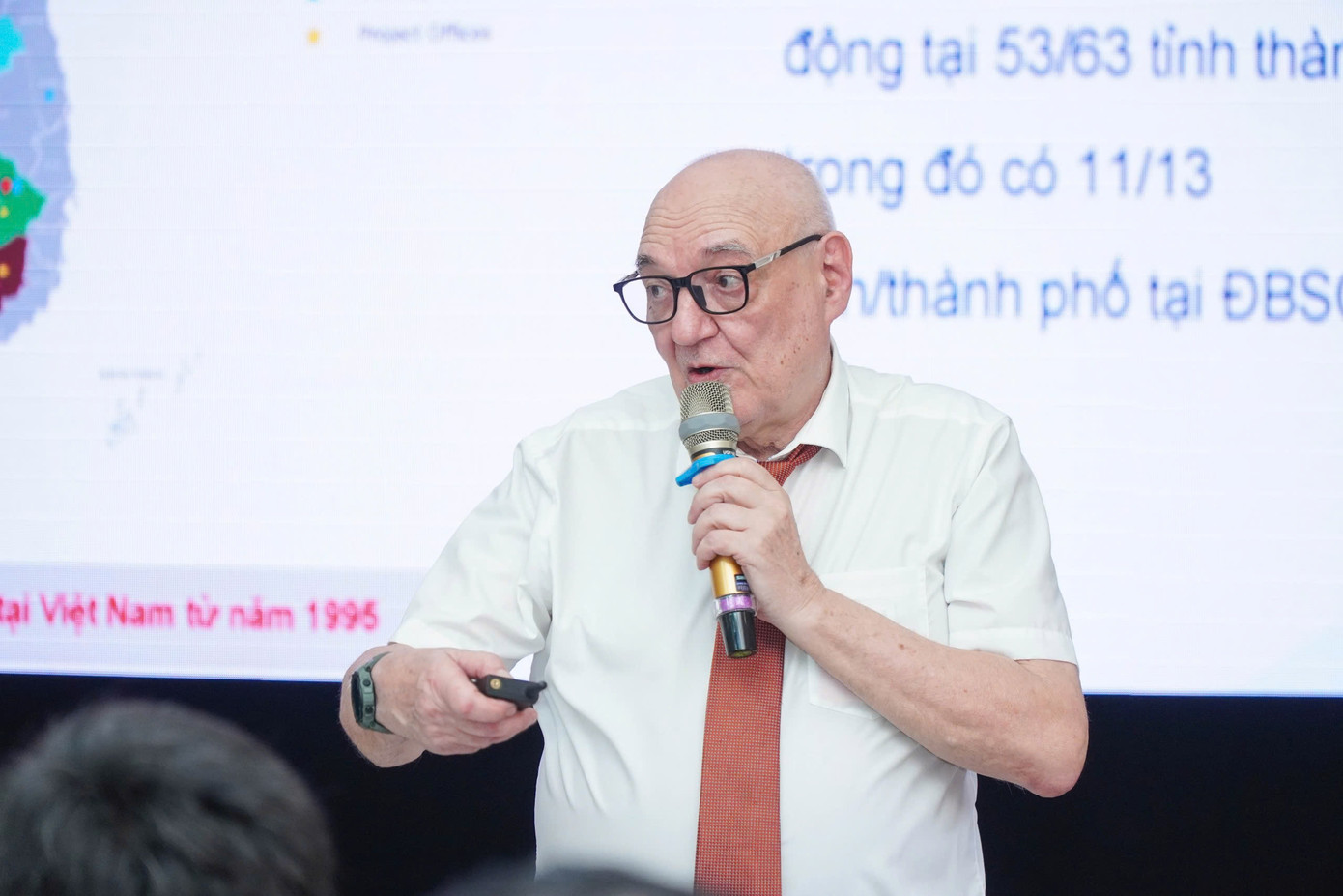 Đại biểu quốc tế phát biểu.