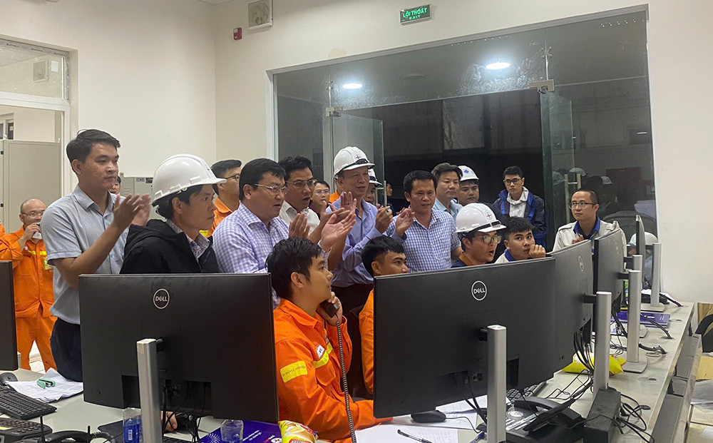 Lãnh đạo CPMB cùng các đơn vị liên quan chứng kiến thời khắc đóng điện của Dự án Lãnh đạo CPMB cùng các đơn vị liên quan chứng kiến thời khắc đóng điện của Dự án