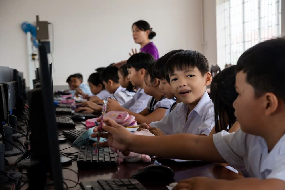 Tháng 9/2008, Viettel cùng Bộ Giáo dục và Đào tạo chính thức khởi công kết nối mạng giáo dục, mở ra giai đoạn chuyển mình khỏi các cách thức giảng dạy truyền thống.