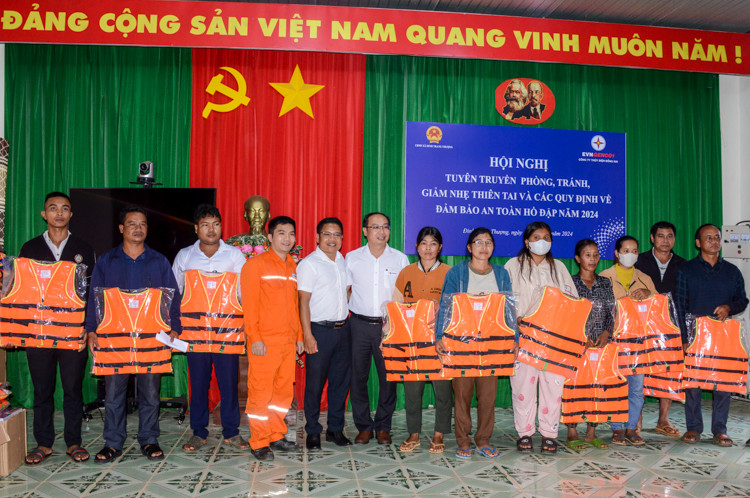 Trao tặng áo phao cho người dân sinh sống tại Hồ Thủy điện Đồng Nai 3 Trao tặng áo phao cho người dân sinh sống tại Hồ Thủy điện Đồng Nai 3