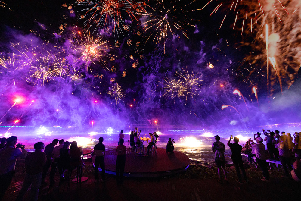 Show diễn Symphony of the Sea tại Thị trấn Hoàng Hôn